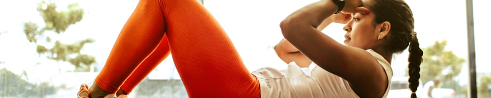 家庭成员在客厅使用谈球吧智能健身设备进行锻炼的温馨场景