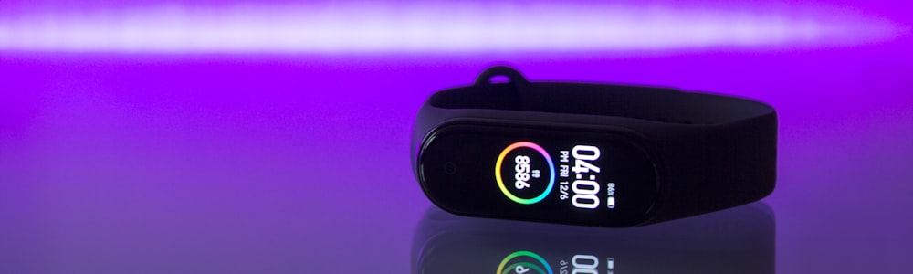 谈球吧AI运动手环监测心率血压等生物指标的产品展示