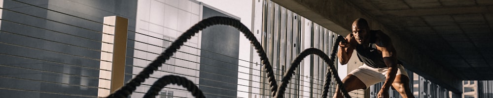 青少年在体育培训机构使用AI辅助系统学习足球技巧的场景